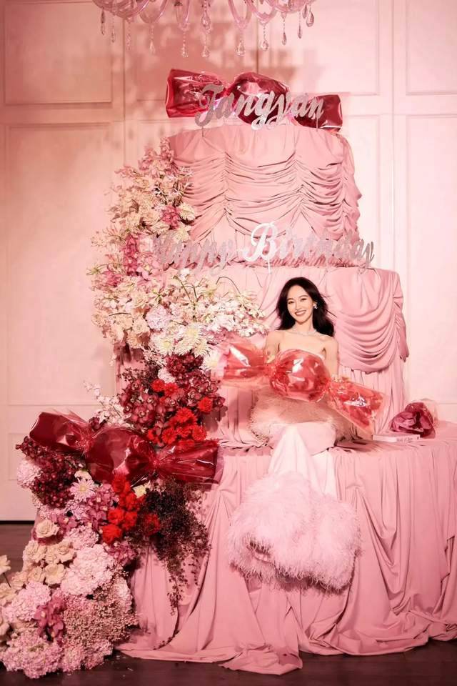 一脸开心拆便宜礼物没有老板与大明星的架子九游会真人游戏第一品牌唐嫣粉色生日派对