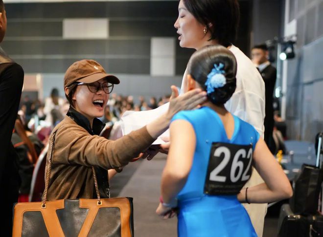 嬛照” 动作温馨有爱母爱满满！九游会J9孙俪陪女儿拍摄“甄(图1)